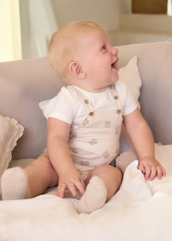 Completo salopette stampata e maglietta neonato