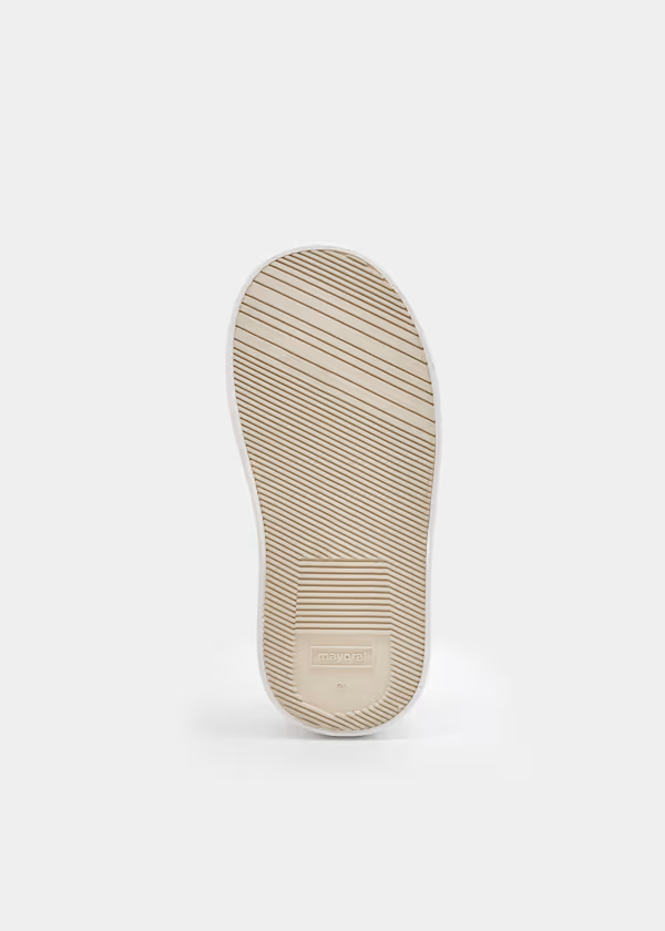 Scarpa sportiva traforata