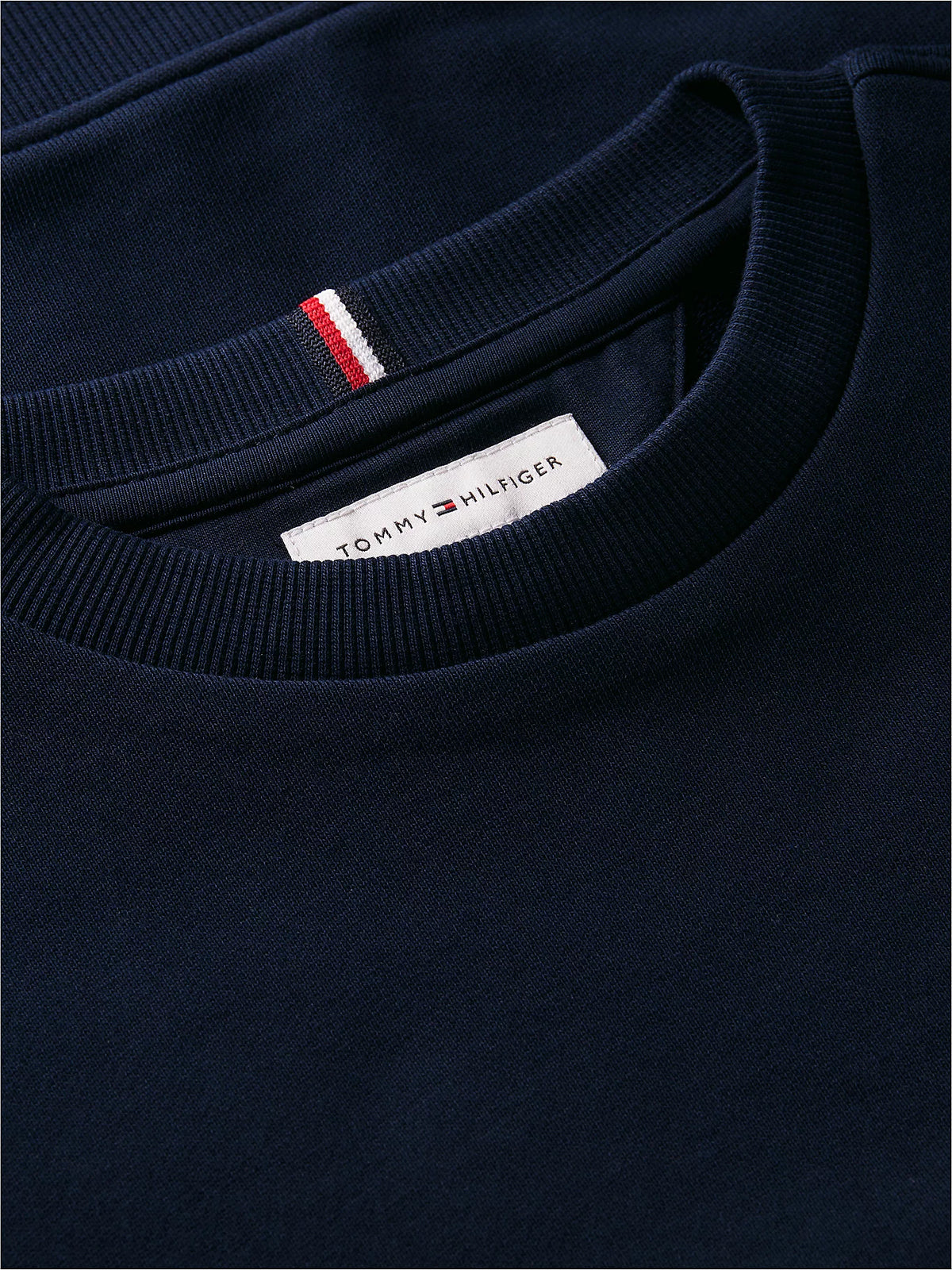 Pullover con logo e bandierina ricamata