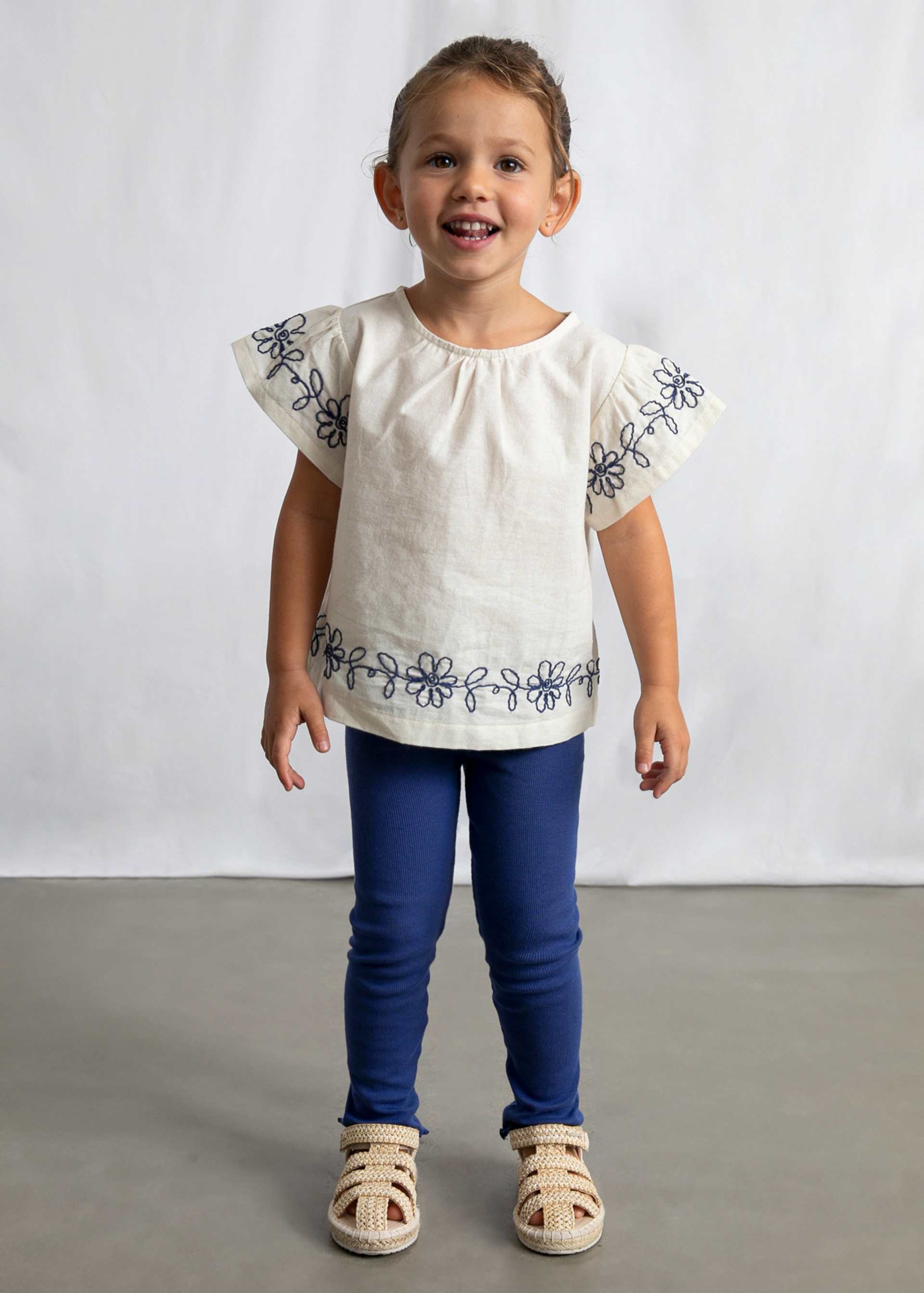 Completo leggings e maglietta con fiori ricamati bambina